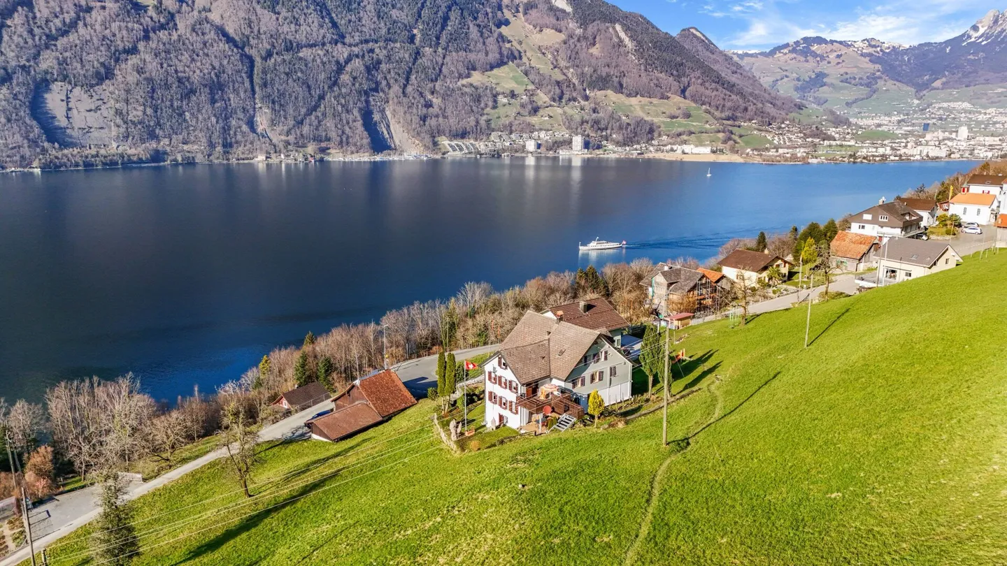 Un luogo da sogno: Proprietà storica con vista sul lago, privacy e riserva di terreno - Foto 3 di 10