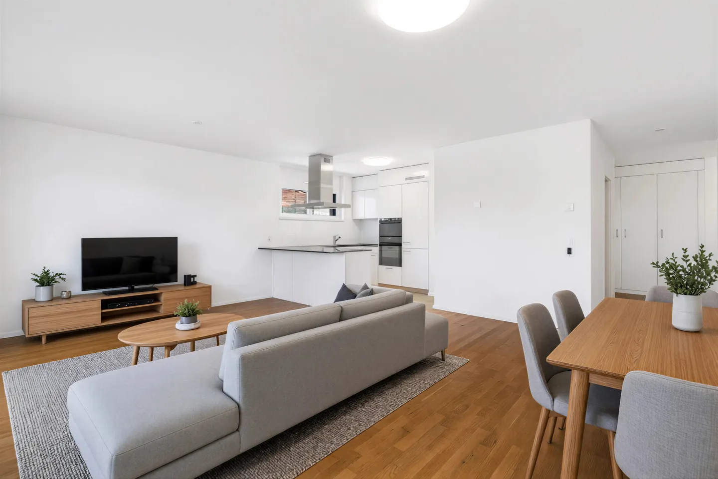 Zeitgenössische 4,5-Zimmer-Penthouse-Wohnung in der Nähe des Sees - Foto 1 von 8