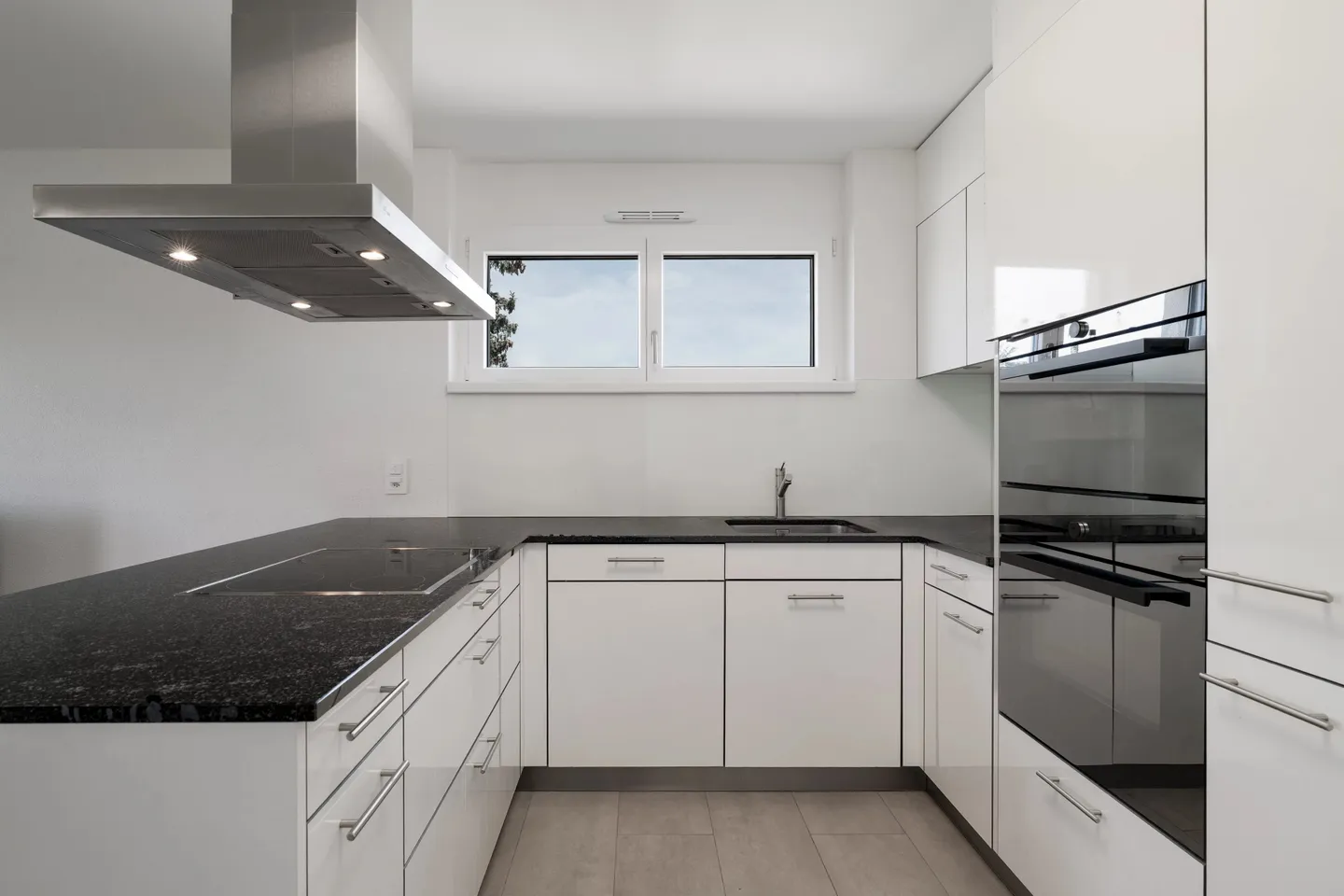 Zeitgenössische 4,5-Zimmer-Penthouse-Wohnung in der Nähe des Sees - Foto 3 von 8