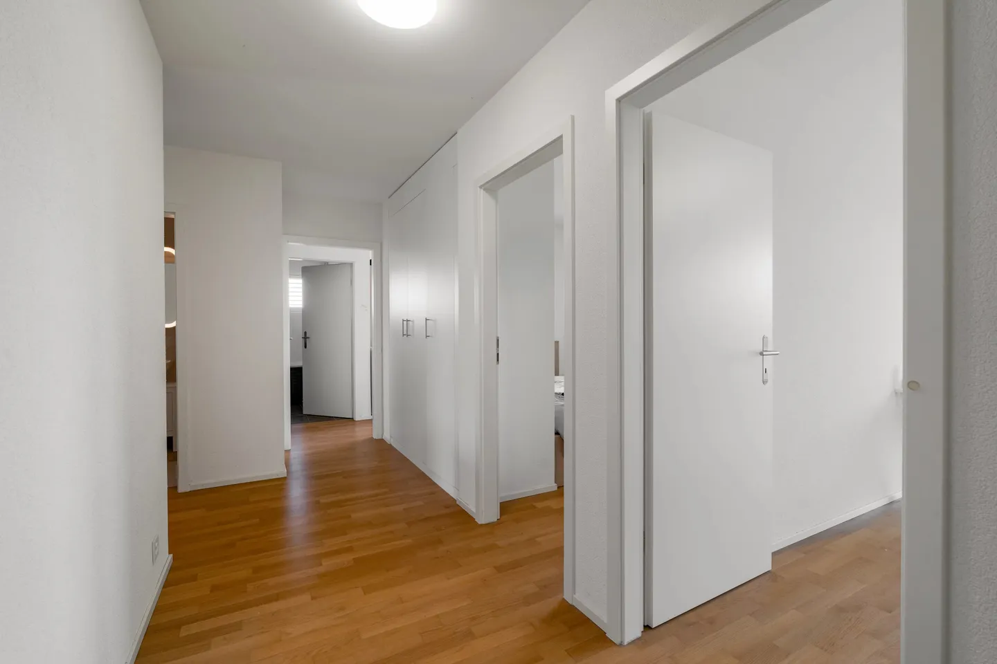 Zeitgenössische 4,5-Zimmer-Penthouse-Wohnung in der Nähe des Sees - Foto 8 von 8
