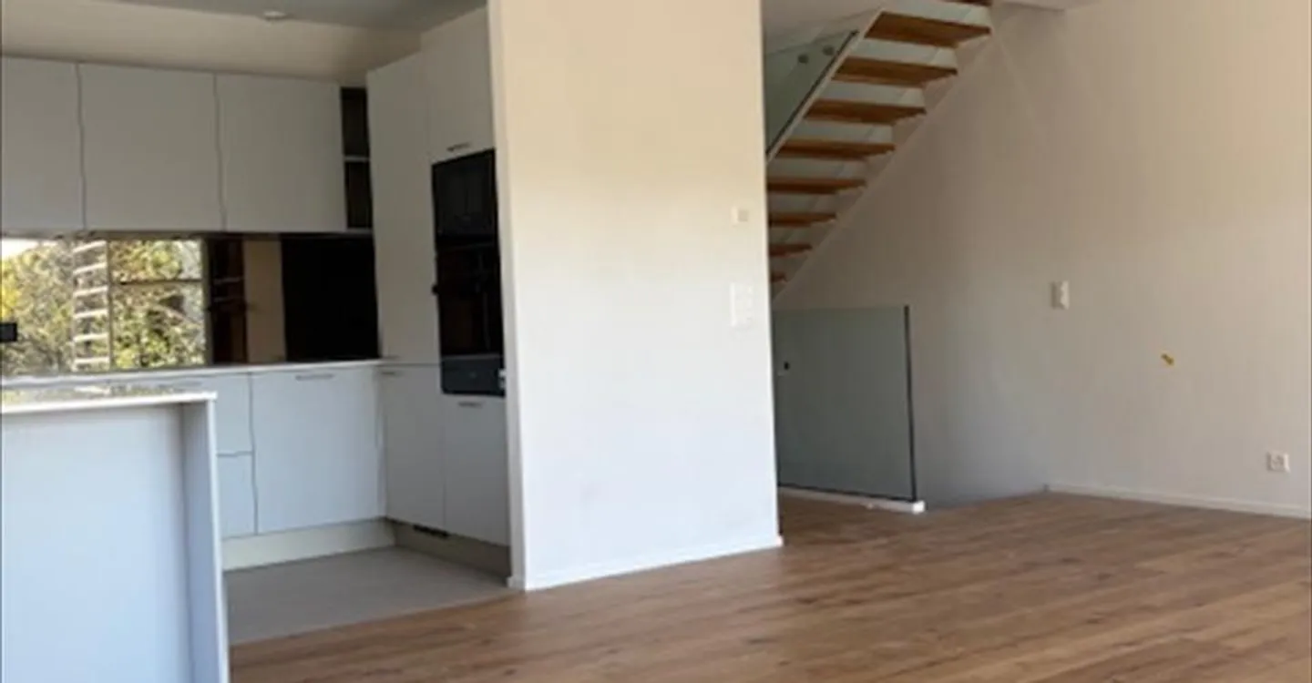 Semi-detached house with large basement available of 60 m2 - Photo 3 of 10