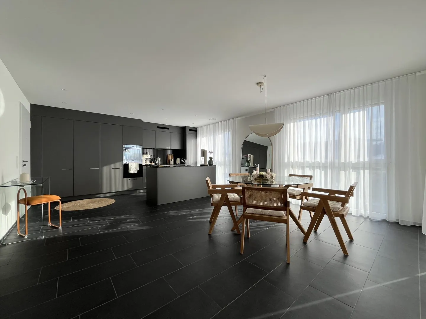 Dopo la prima occupazione - Attraente appartamento di 3,5 stanze nel cuore di Uffikon - Foto 1 di 6