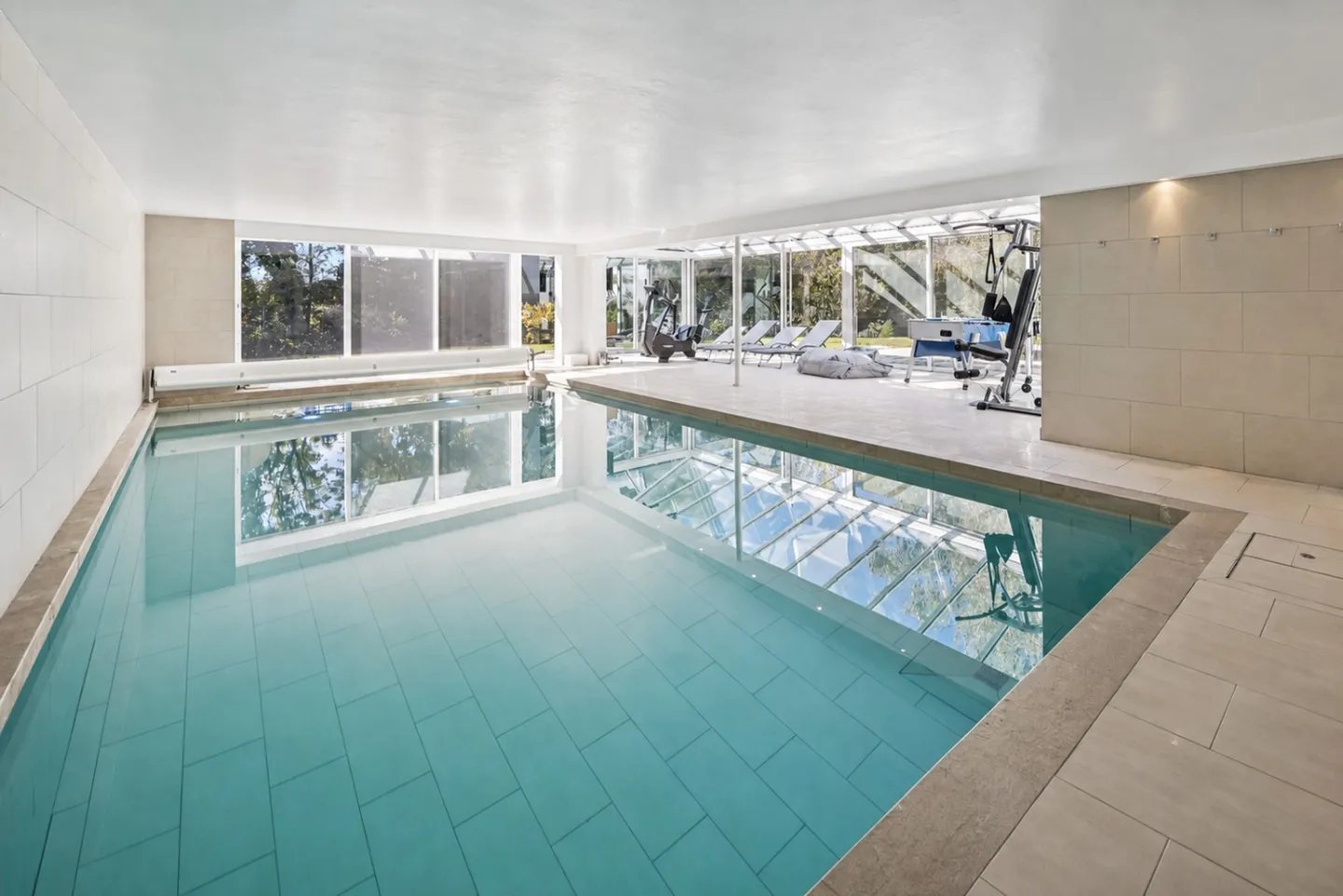 Propriété extraordinaire avec court de tennis et piscine intérieure - Photo 1 sur 13