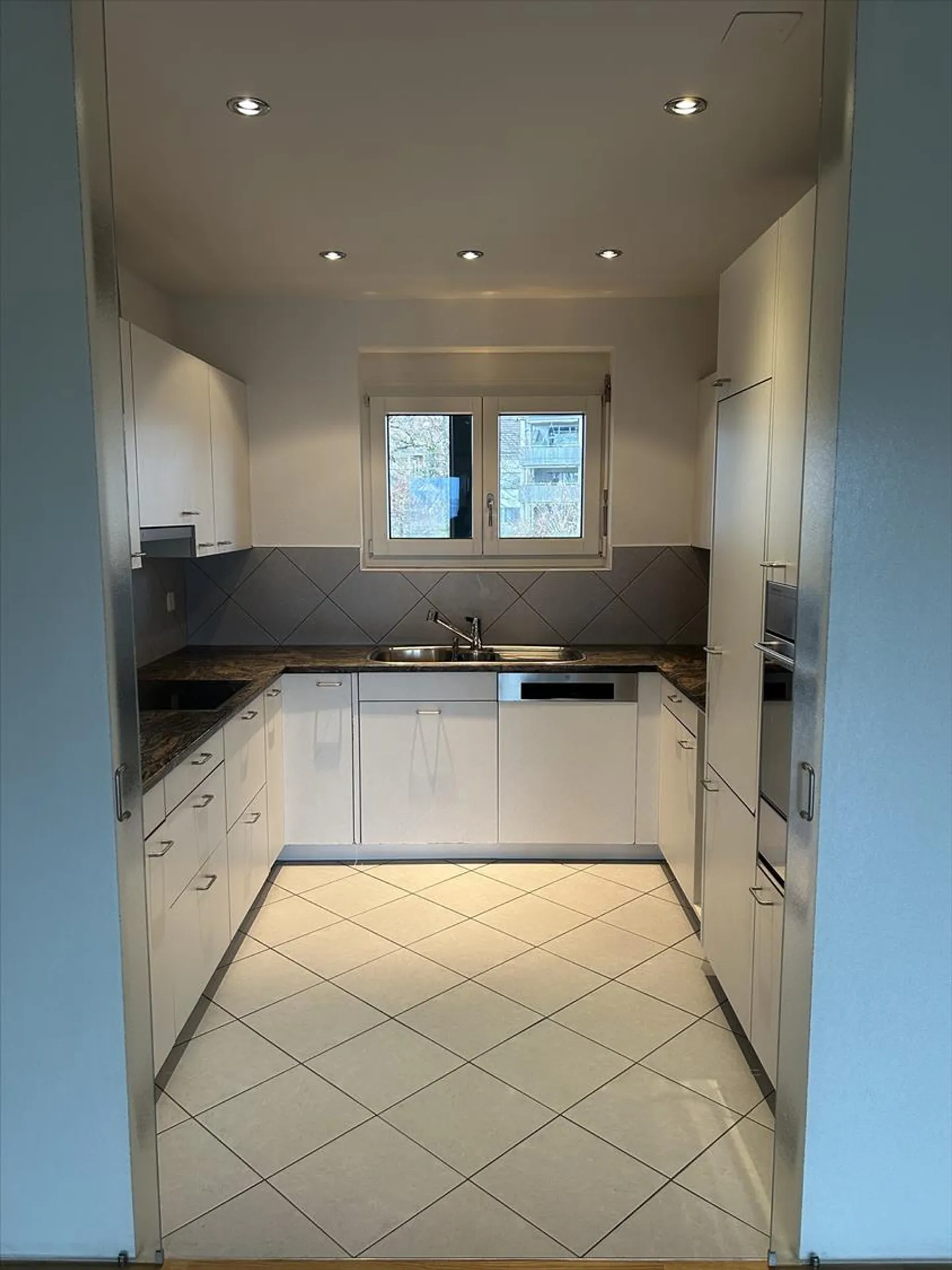 Appartamento luminoso e spazioso direttamente alla stazione di Ins - Foto 4 di 12