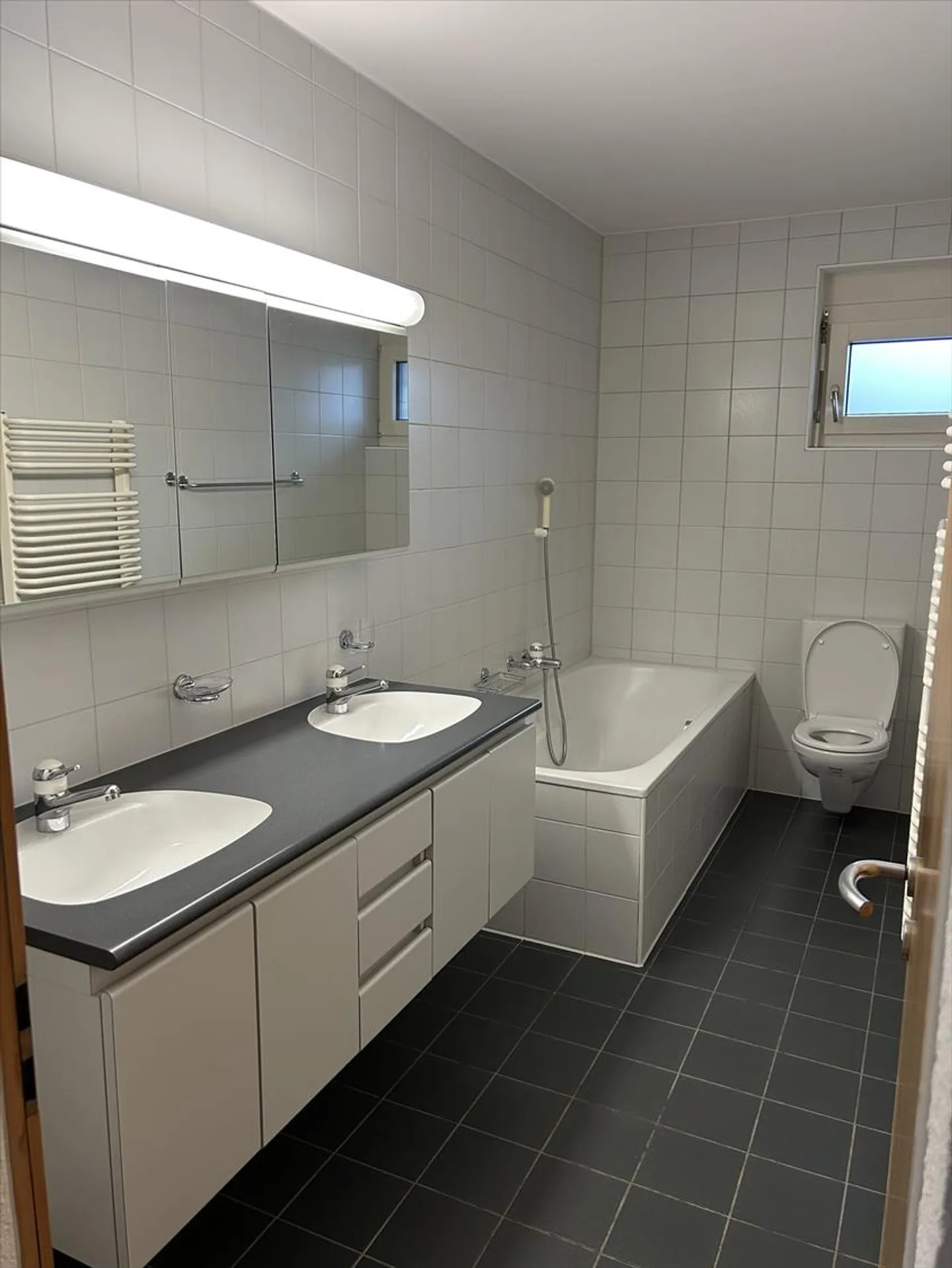 Appartamento luminoso e spazioso direttamente alla stazione di Ins - Foto 7 di 12