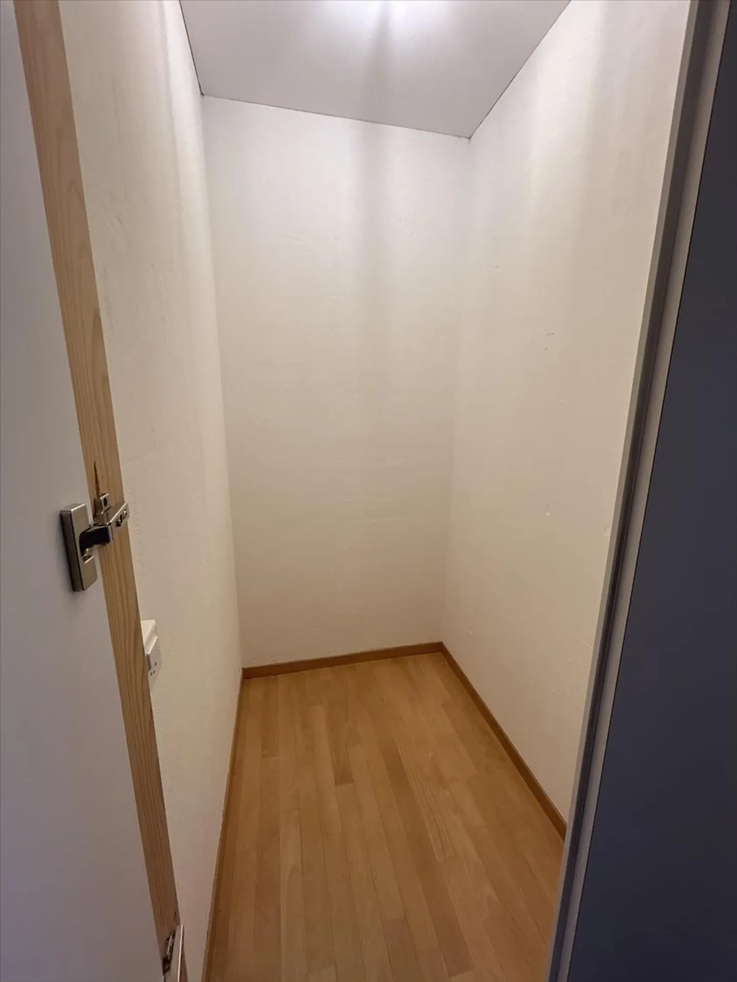 Appartamento luminoso e spazioso direttamente alla stazione di Ins - Foto 11 di 12