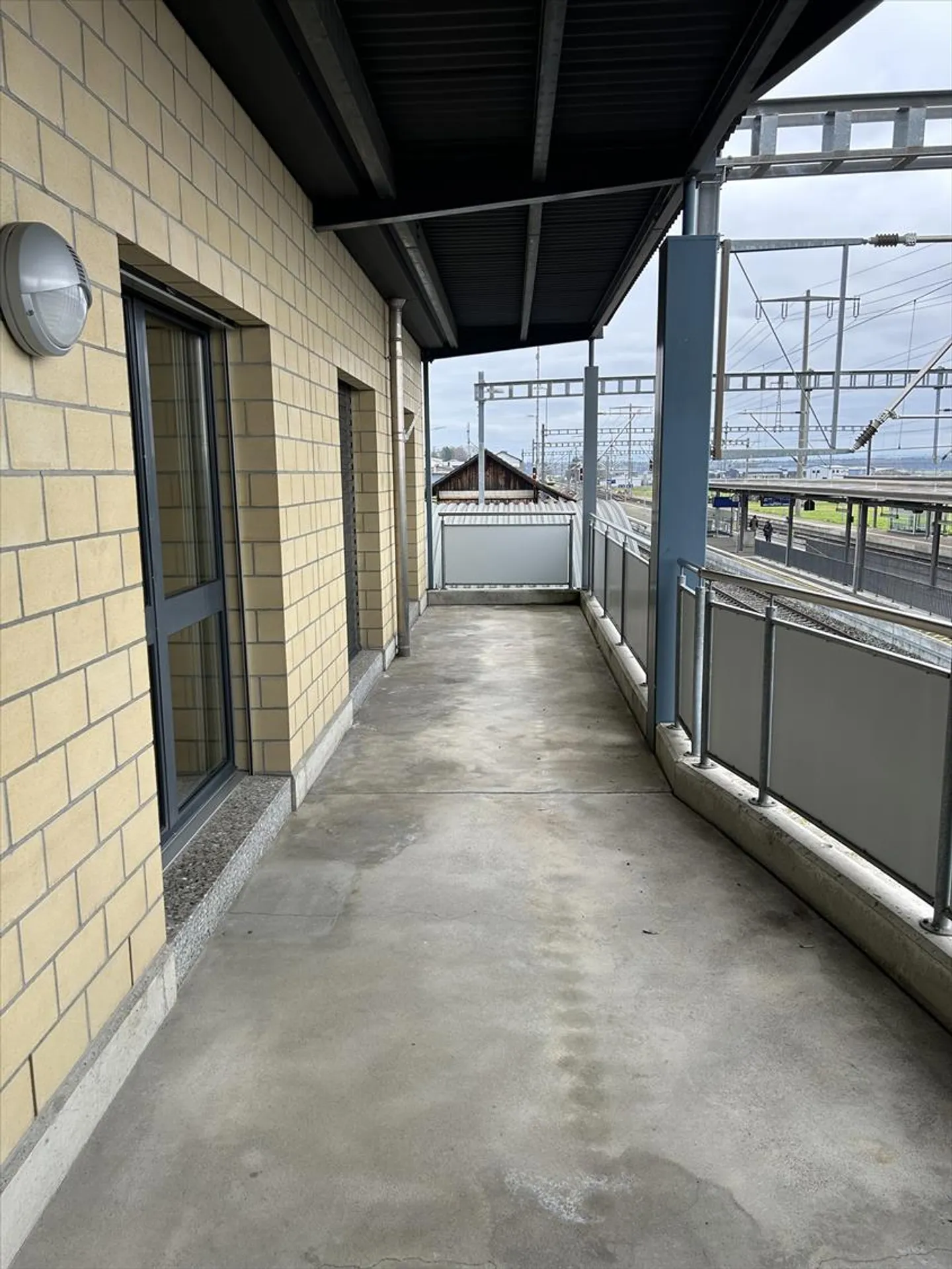 Appartamento luminoso e spazioso direttamente alla stazione di Ins - Foto 12 di 12