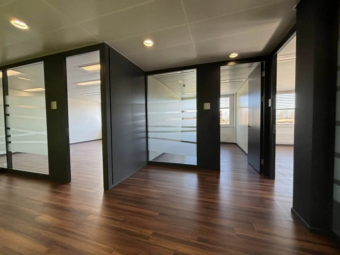 Superb office space in a very beautiful and accessible environment: CFF & Highway copy - Photo 1 of 10