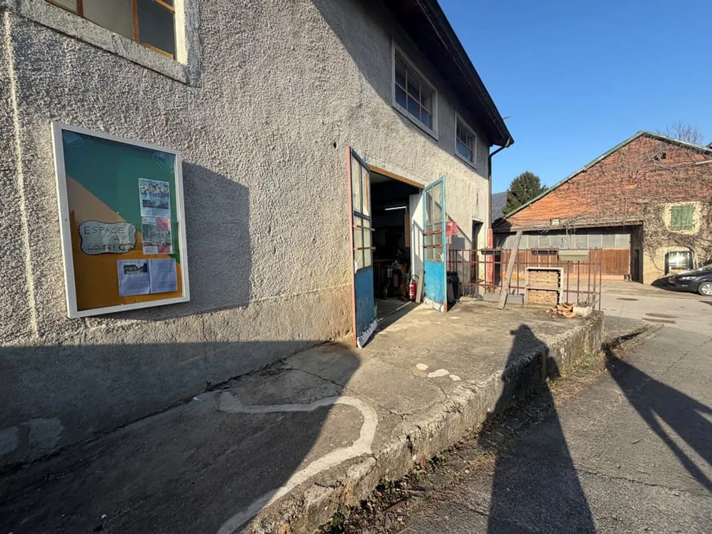 Bâtiment artisanal avec potentiel - Photo 3 sur 13