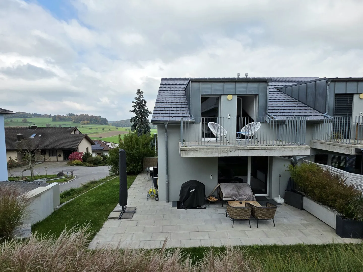 Casa moderna con carattere accogliente e terrazza soleggiata - Foto 2 di 15