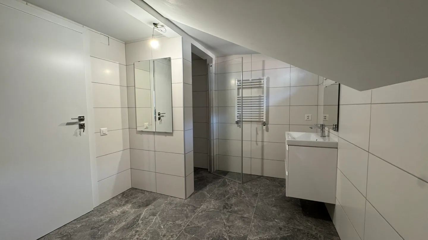 Freshly renovated 3.5-room apartment with panorama in Malix - Photo 6 of 10