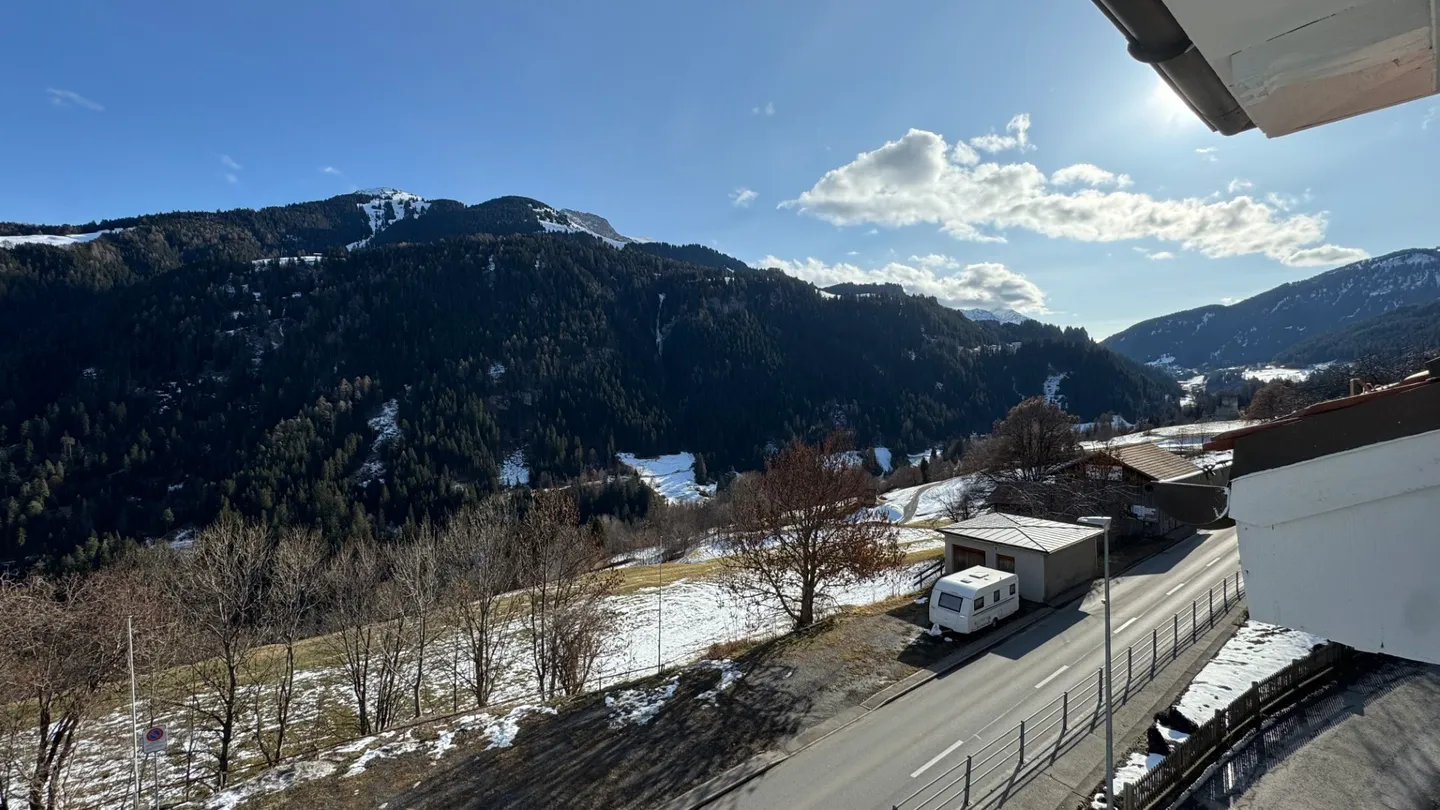 Freshly renovated 3.5-room apartment with panorama in Malix - Photo 8 of 10