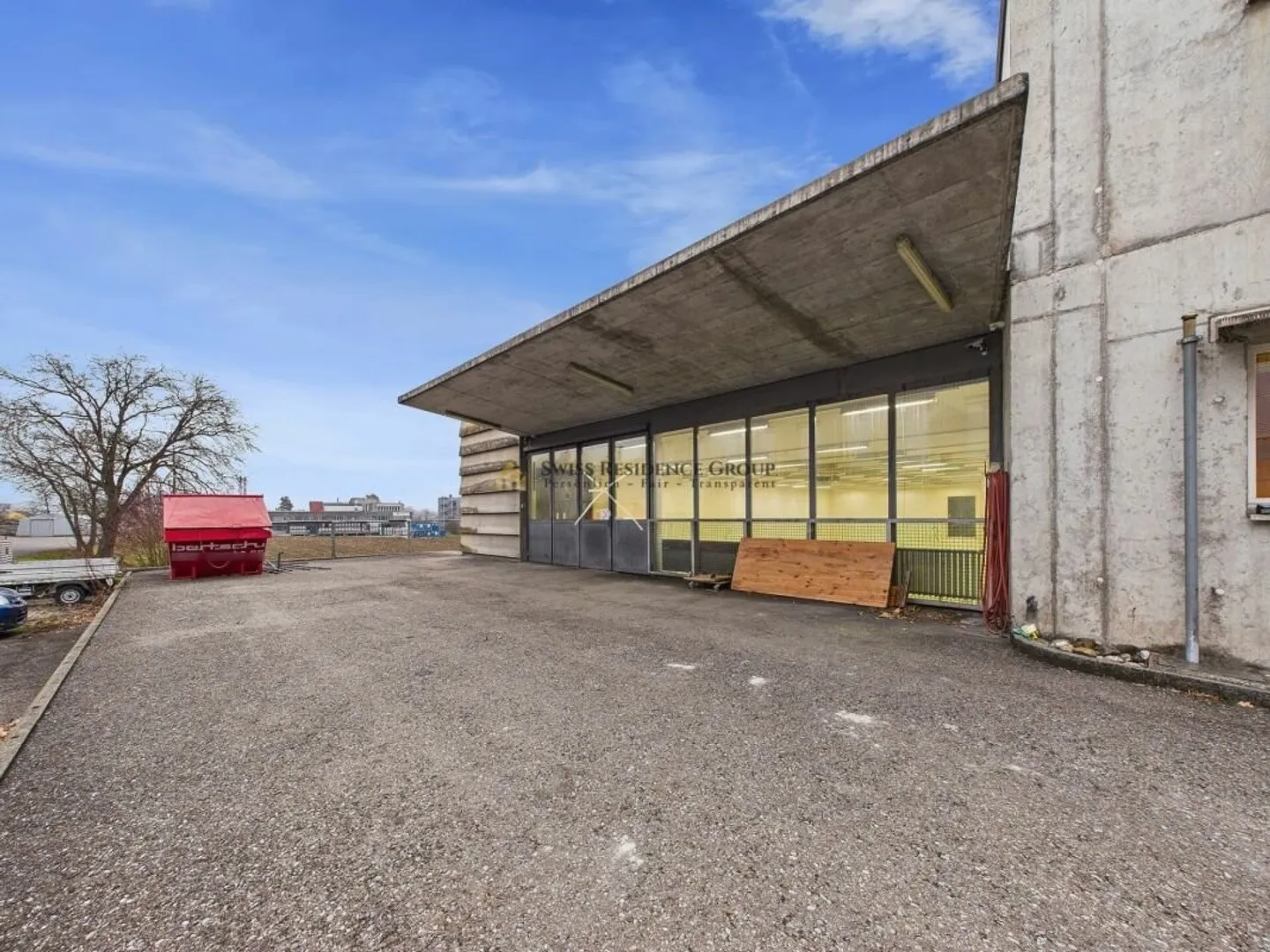 Commercial premises in a sensational location - Photo 2 of 13