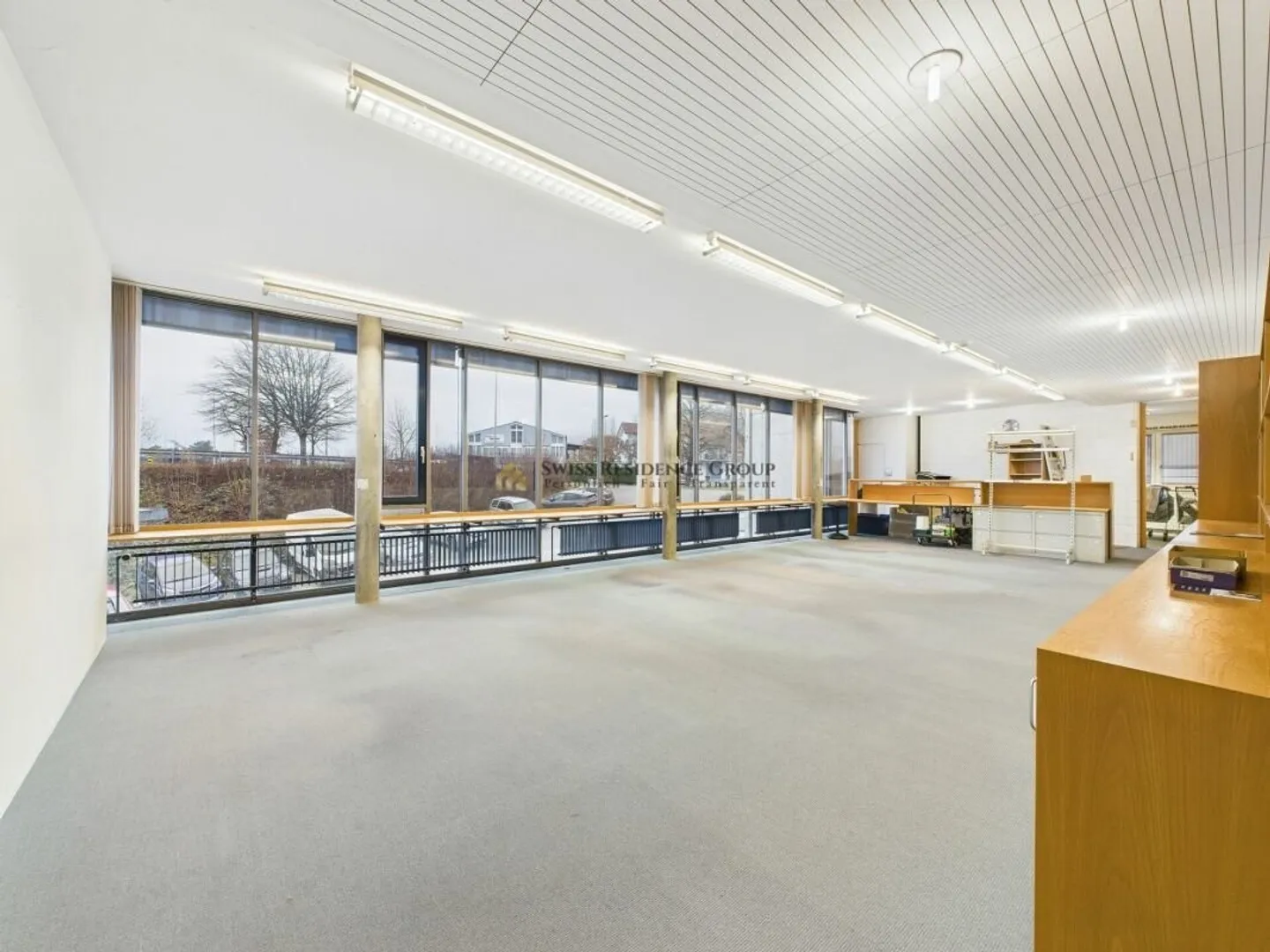 Commercial premises in a sensational location - Photo 3 of 13