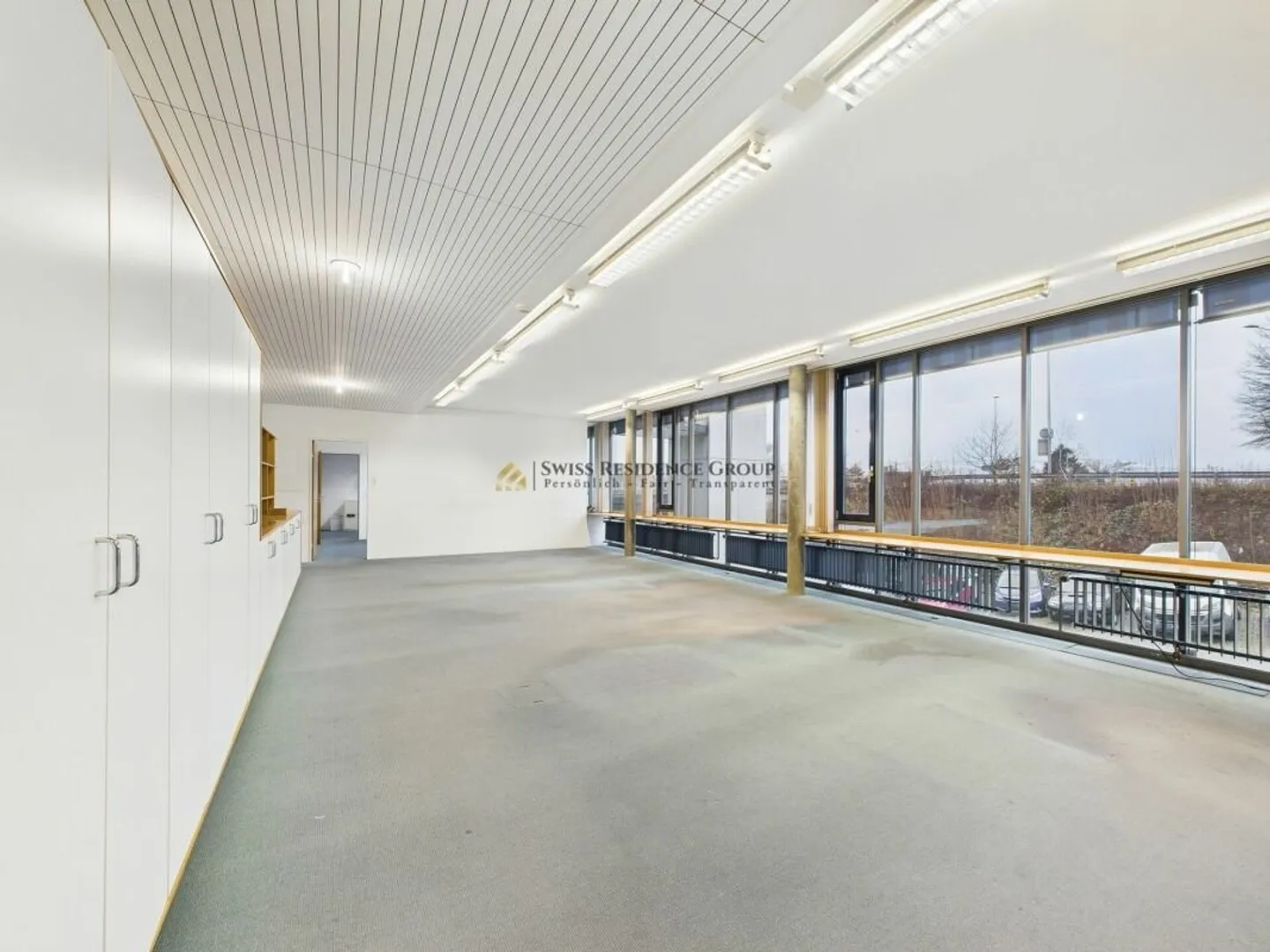 Commercial premises in a sensational location - Photo 4 of 13