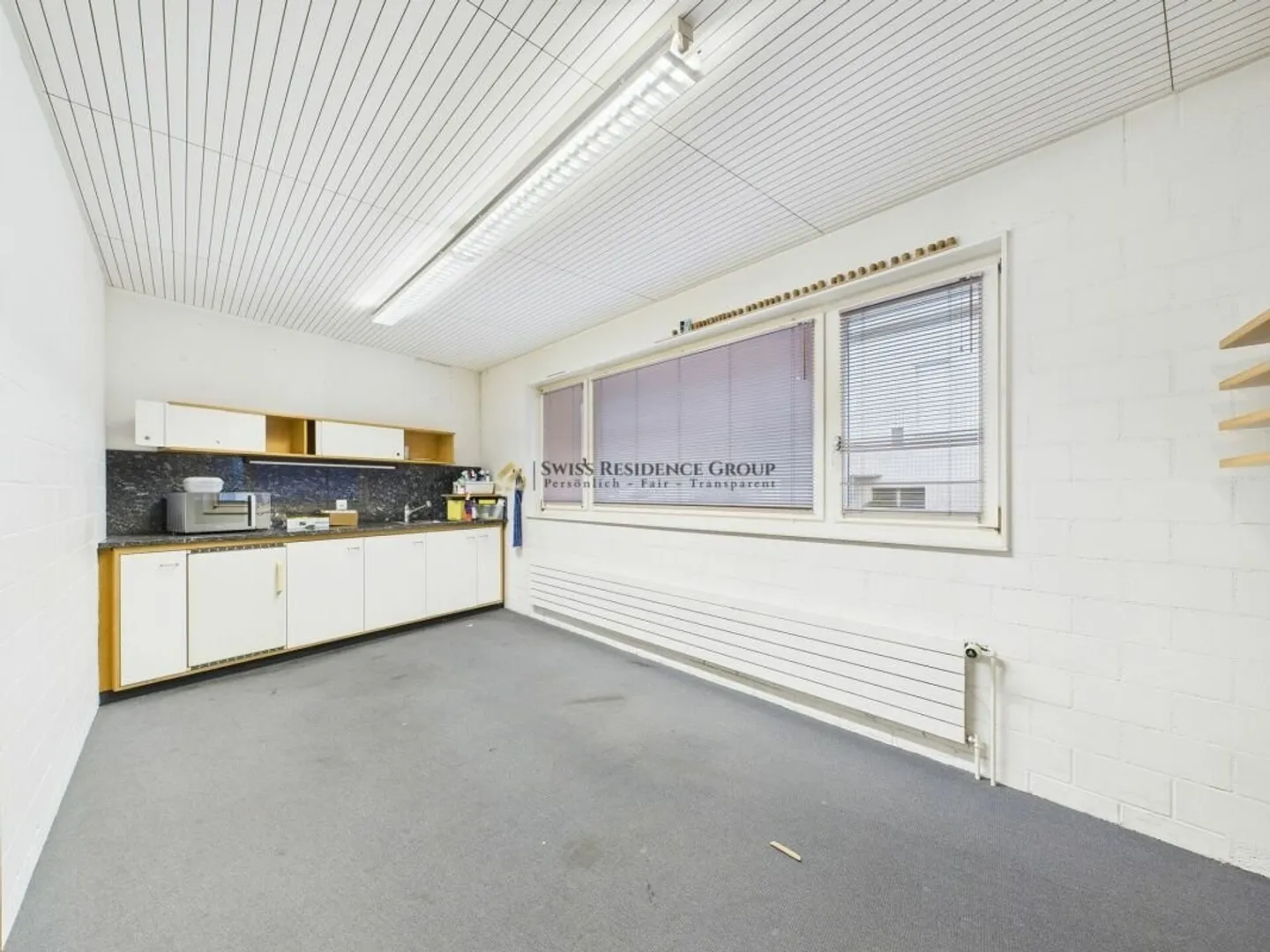 Commercial premises in a sensational location - Photo 5 of 13