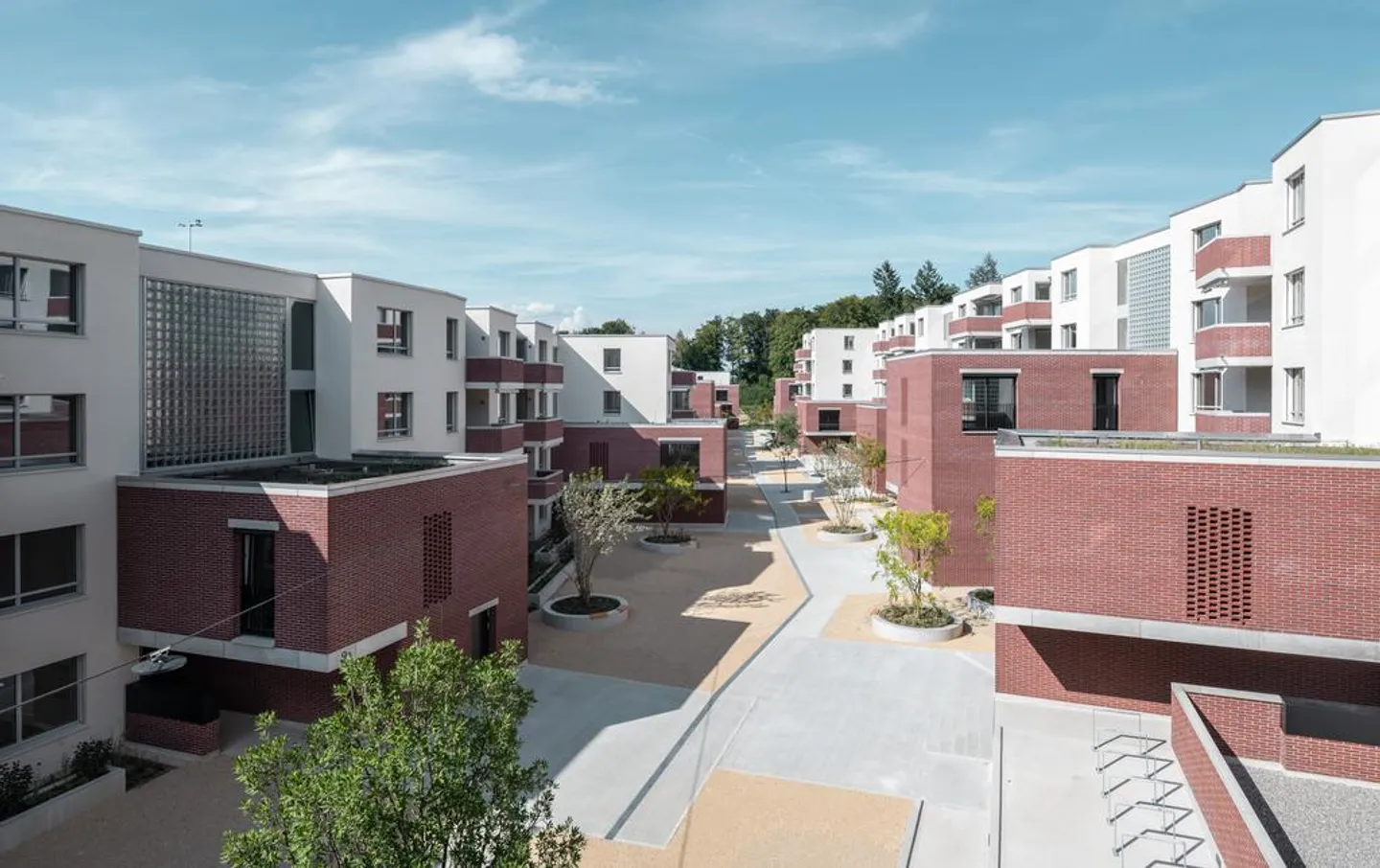 Appartement moderne de 2,5 pièces avec loggia - Photo 2 sur 8