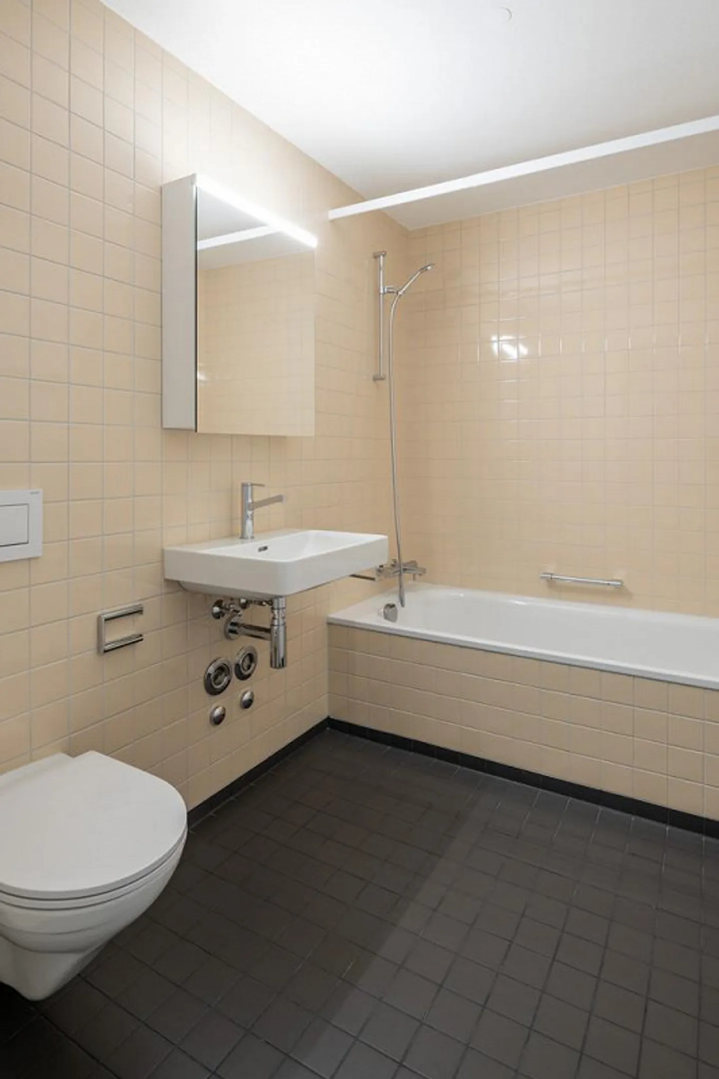 Appartement moderne de 2,5 pièces avec loggia - Photo 4 sur 8