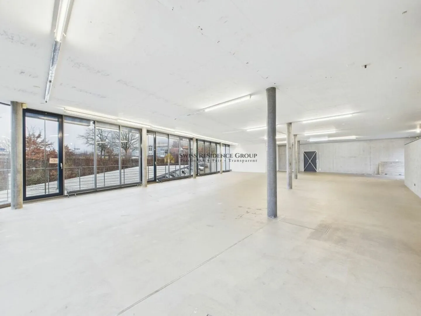 Commercial premises in a sensational location - Photo 6 of 13