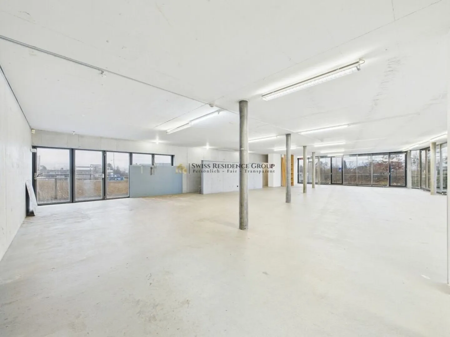 Commercial premises in a sensational location - Photo 9 of 13