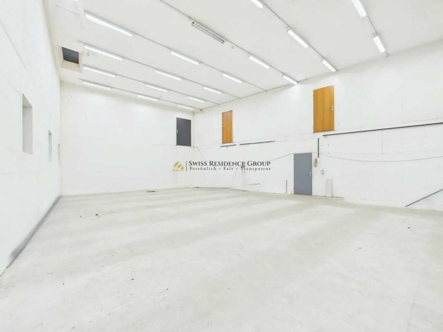 Commercial premises in a sensational location - Photo 11 of 13