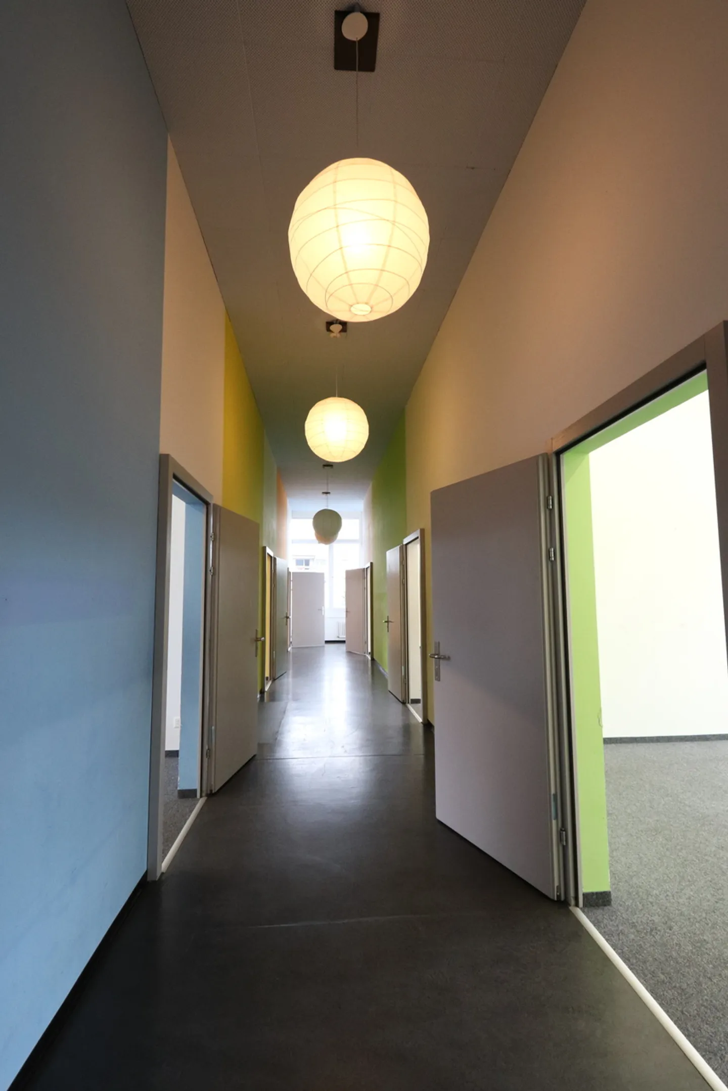 Ampio spazio commerciale vicino al centro - disponibile immediatamente - Foto 4 di 8
