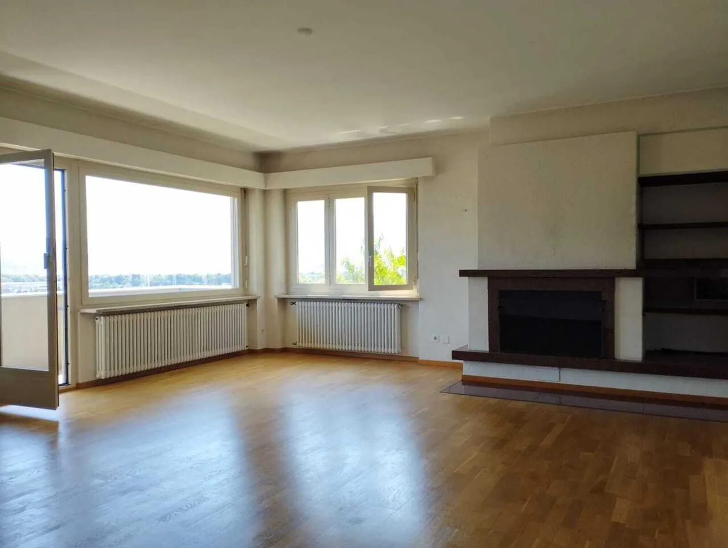 Spacious Apartment with Garden - Photo 8 of 31