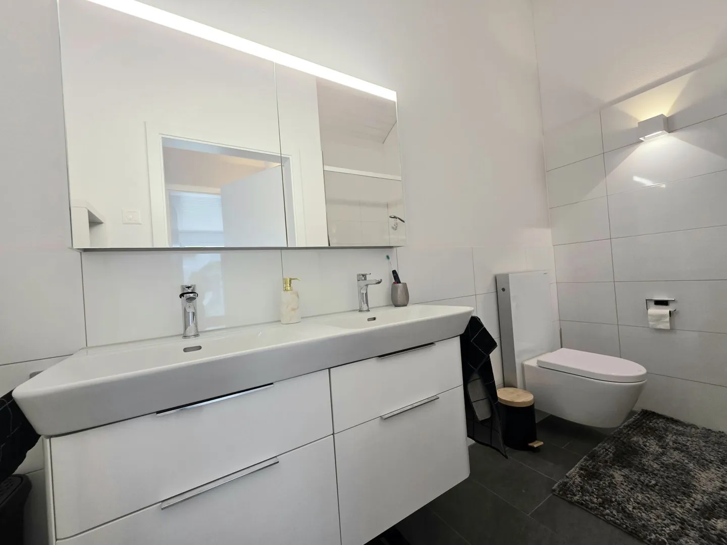 Casa moderna con carattere accogliente e terrazza soleggiata - Foto 12 di 15