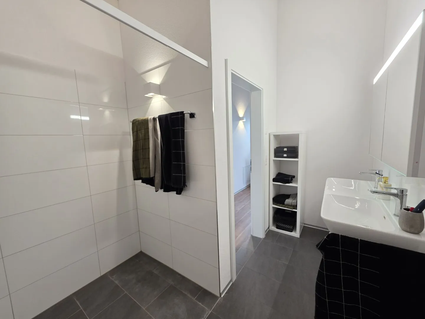 Casa moderna con carattere accogliente e terrazza soleggiata - Foto 13 di 15