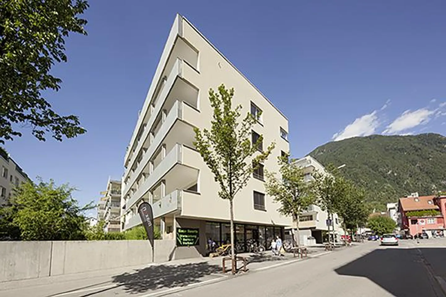 Erdgeschosswohnung mit grosser Terrasse - Foto 1 von 8