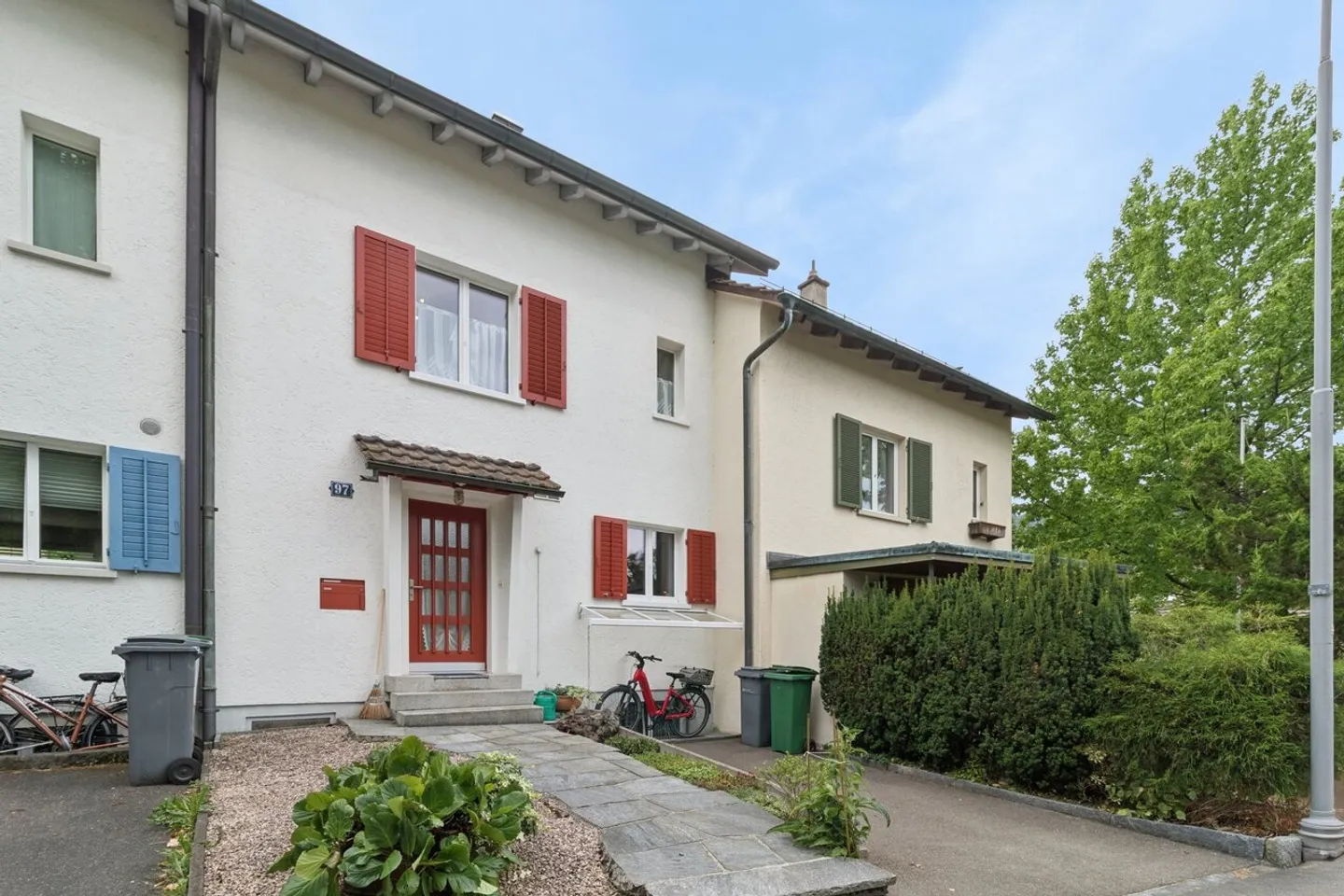 Charming mid-terrace house in a quiet location - Photo 3 of 9