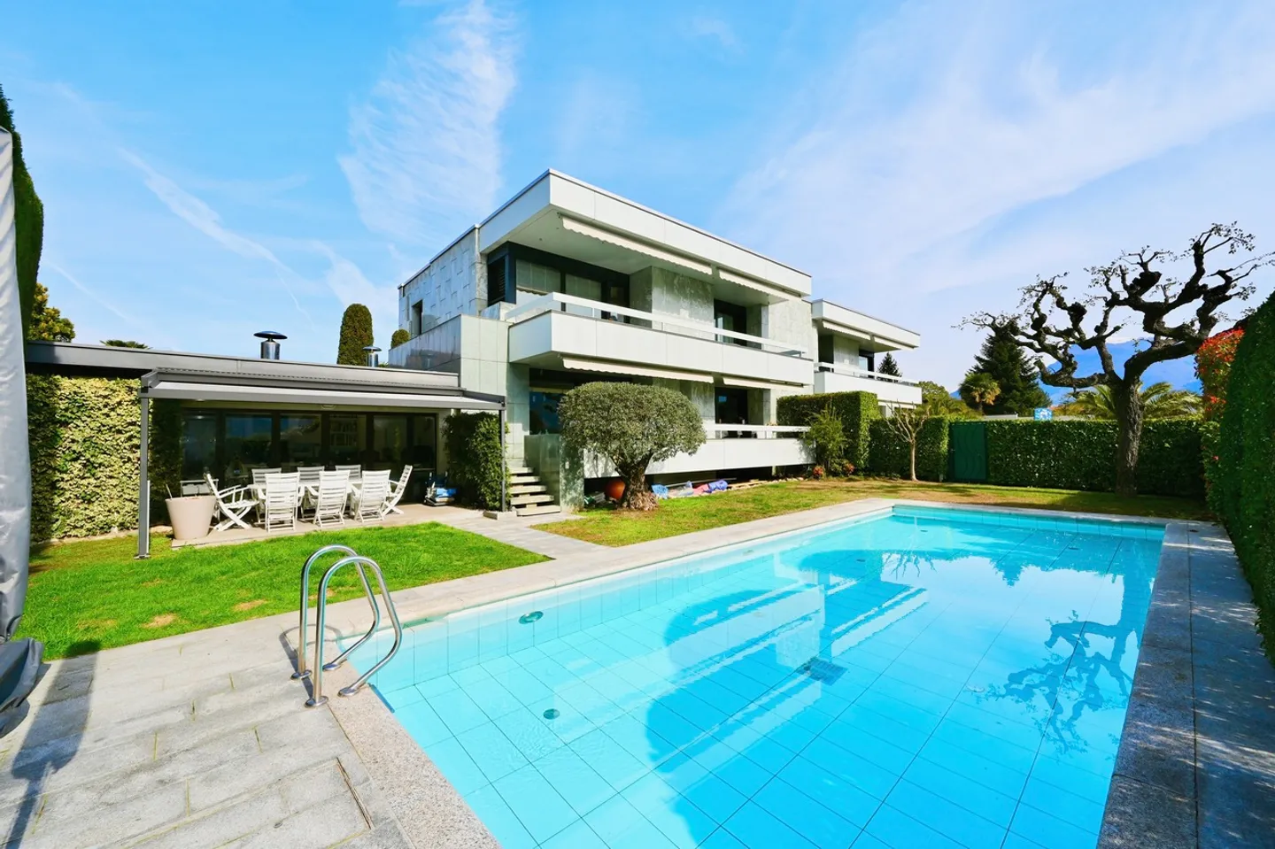 Incantevole Villa Bifamiliare con Giardino e Piscina Privati - Foto 1 von 20