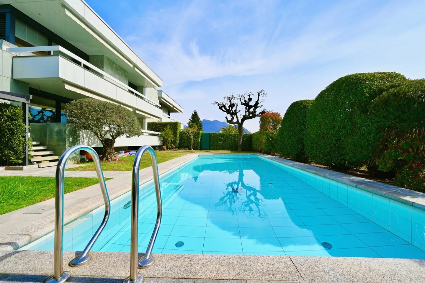Incantevole Villa Bifamiliare con Giardino e Piscina Privati - Foto 2 von 20
