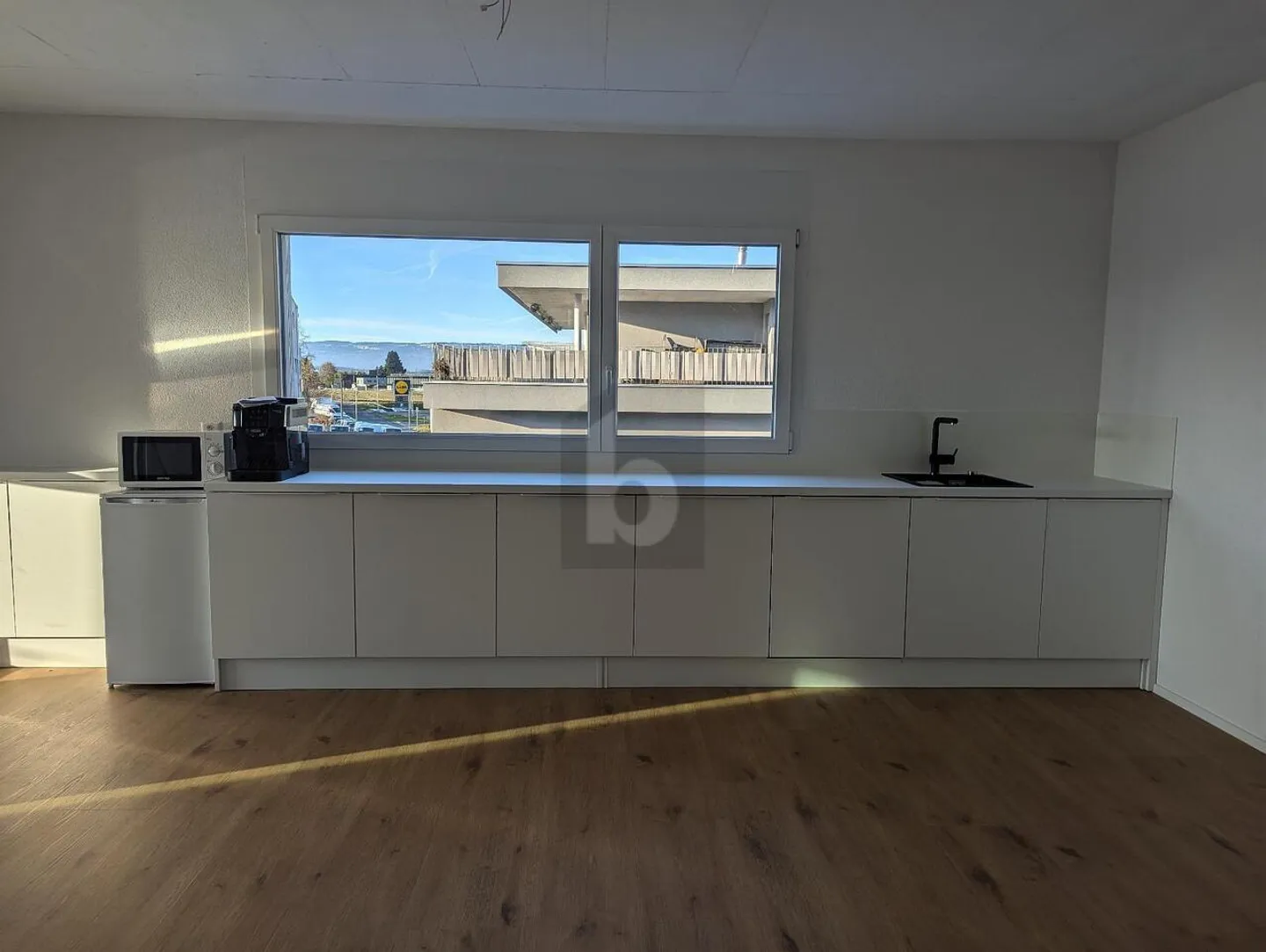 MODERNO E SPAZIOSO - Foto 2 di 4