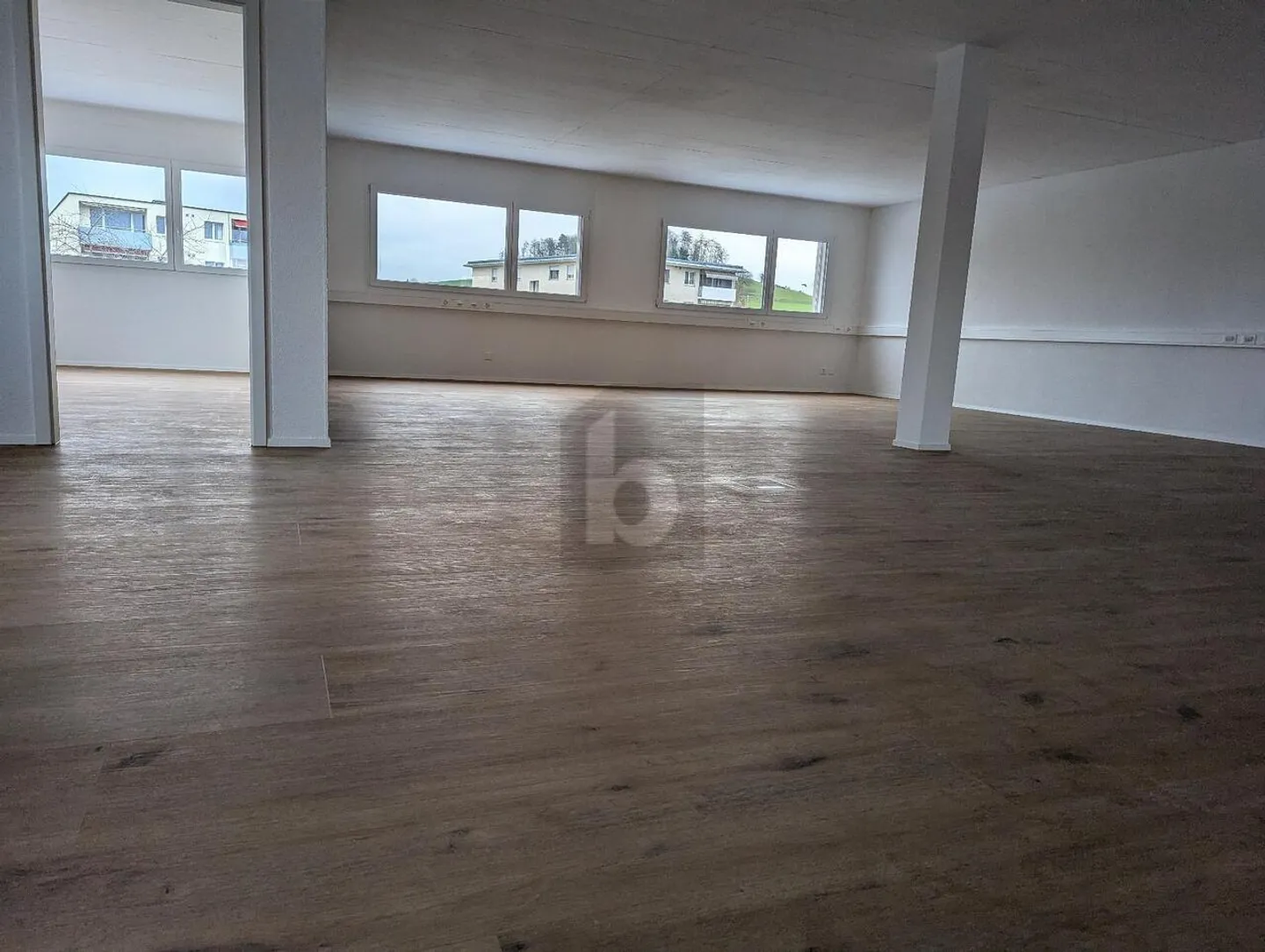 MODERNO E SPAZIOSO - Foto 1 di 4