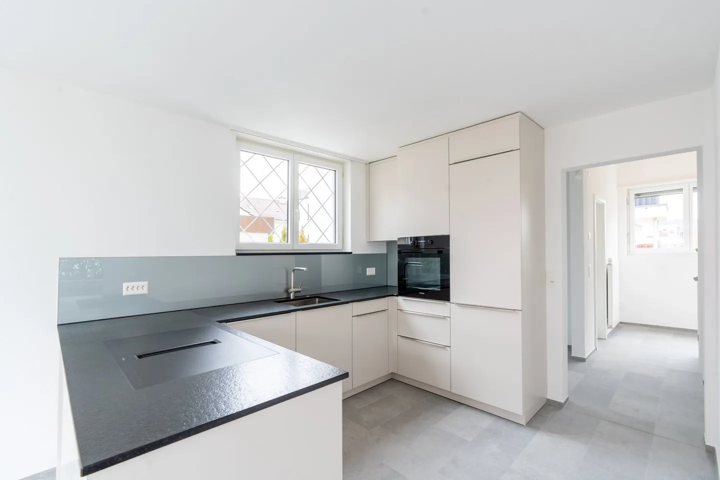 Charming 6.5-Room Single-Family House in a Quiet Location - Photo 3 of 14