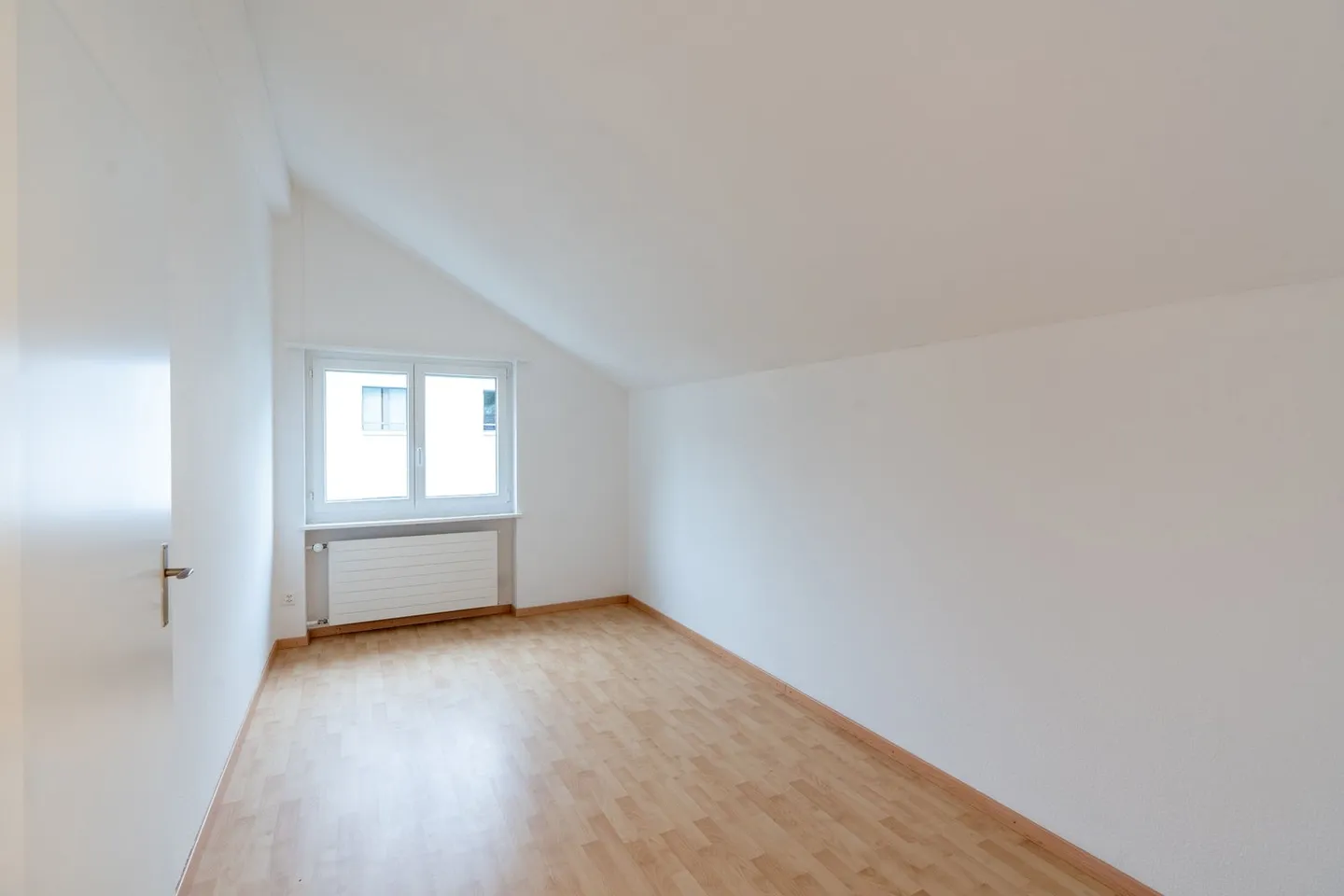 Charming 6.5-Room Single-Family House in a Quiet Location - Photo 10 of 14