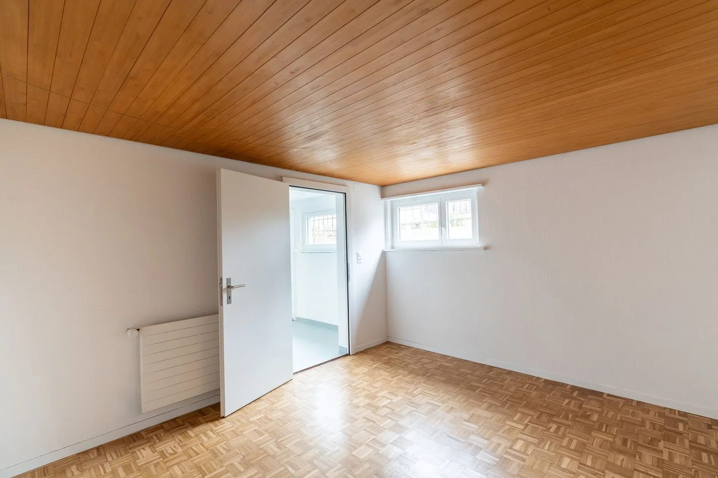 Charming 6.5-Room Single-Family House in a Quiet Location - Photo 12 of 14