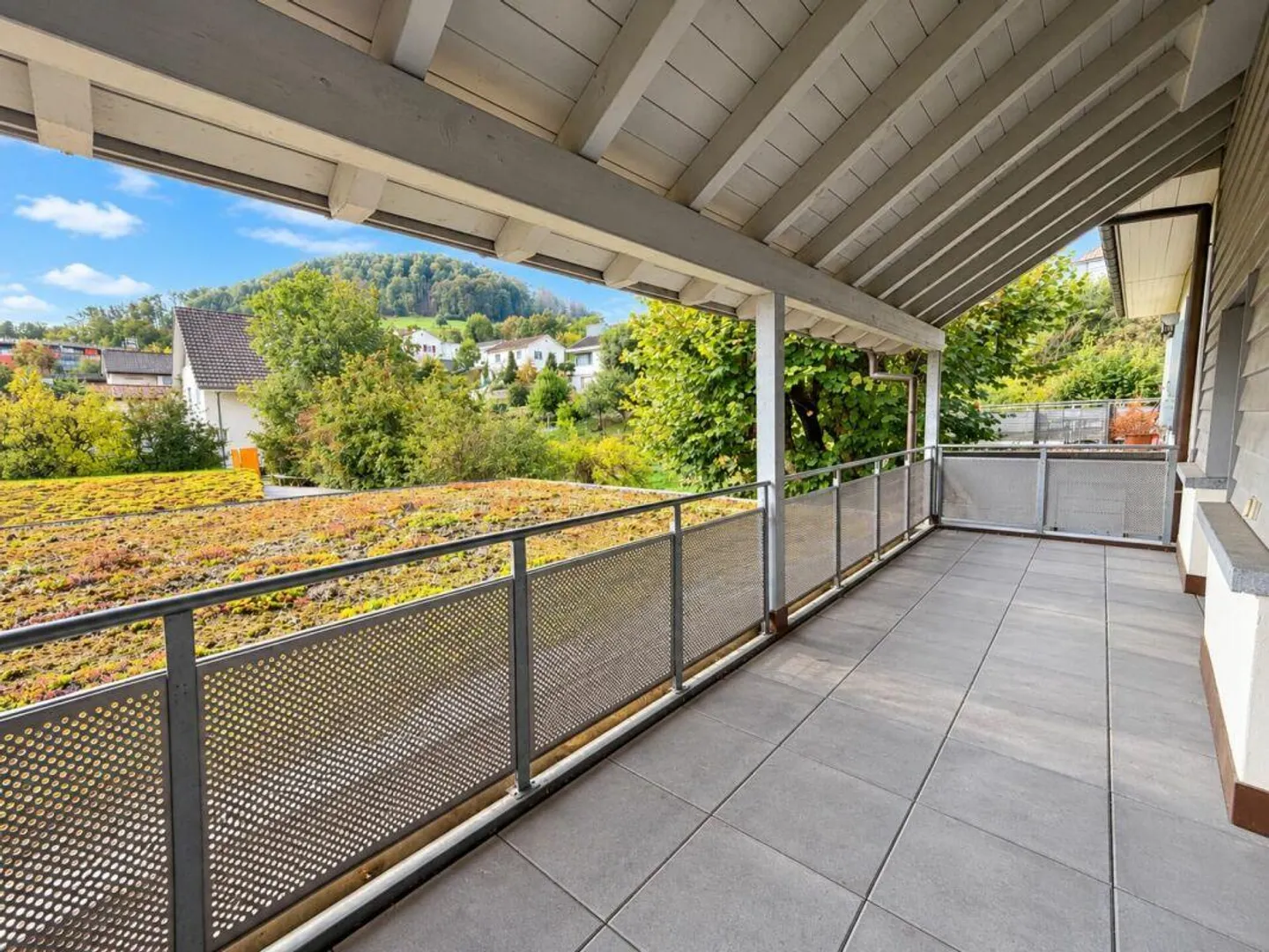 Spacious apartment with covered balcony and fireplace - Photo 2 of 10
