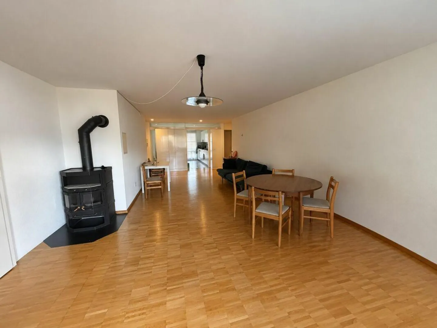 Spacious apartment with covered balcony and fireplace - Photo 3 of 10
