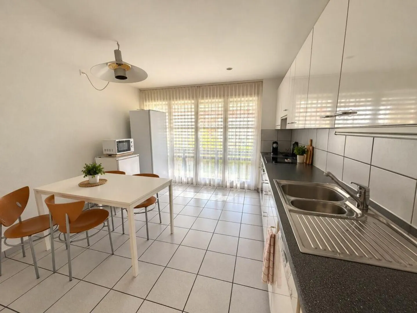 Spacious apartment with covered balcony and fireplace - Photo 5 of 10