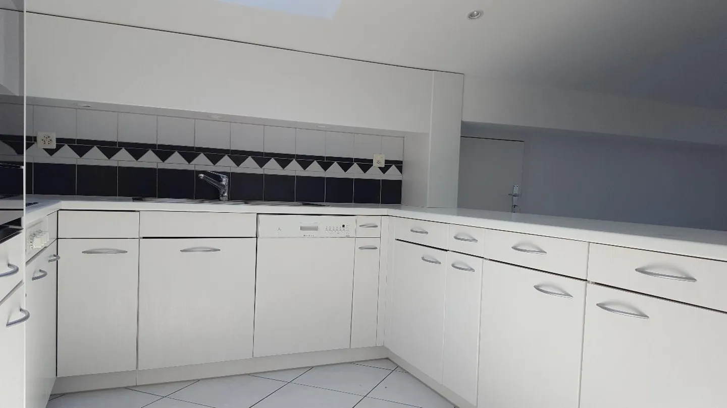 Ampio appartamento attico luminoso di 4,5 stanze in vendita - Foto 3 di 18