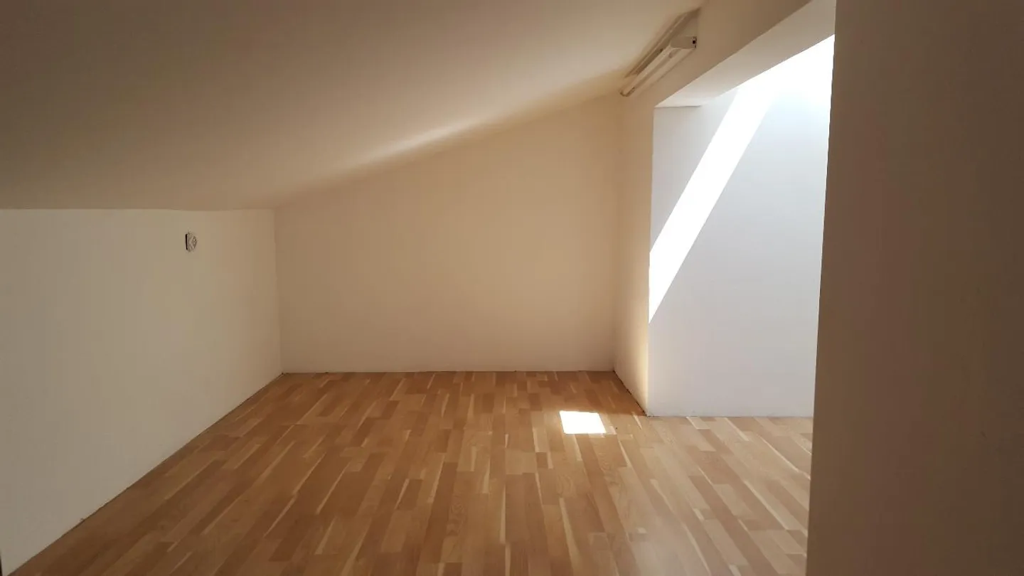 Ampio appartamento attico luminoso di 4,5 stanze in vendita - Foto 9 di 18