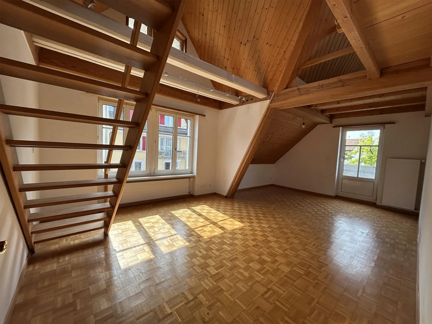 Appartamento mansardato di 3,5 stanze con balcone ovest - Foto 3 di 14