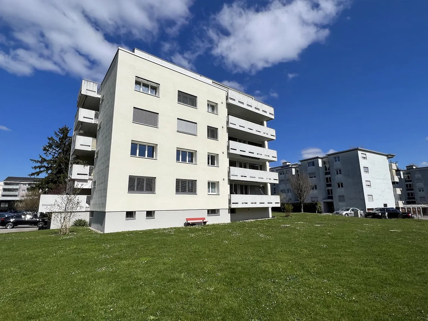 Spacious 2.5-room apartment with two balconies - Photo 1 of 11