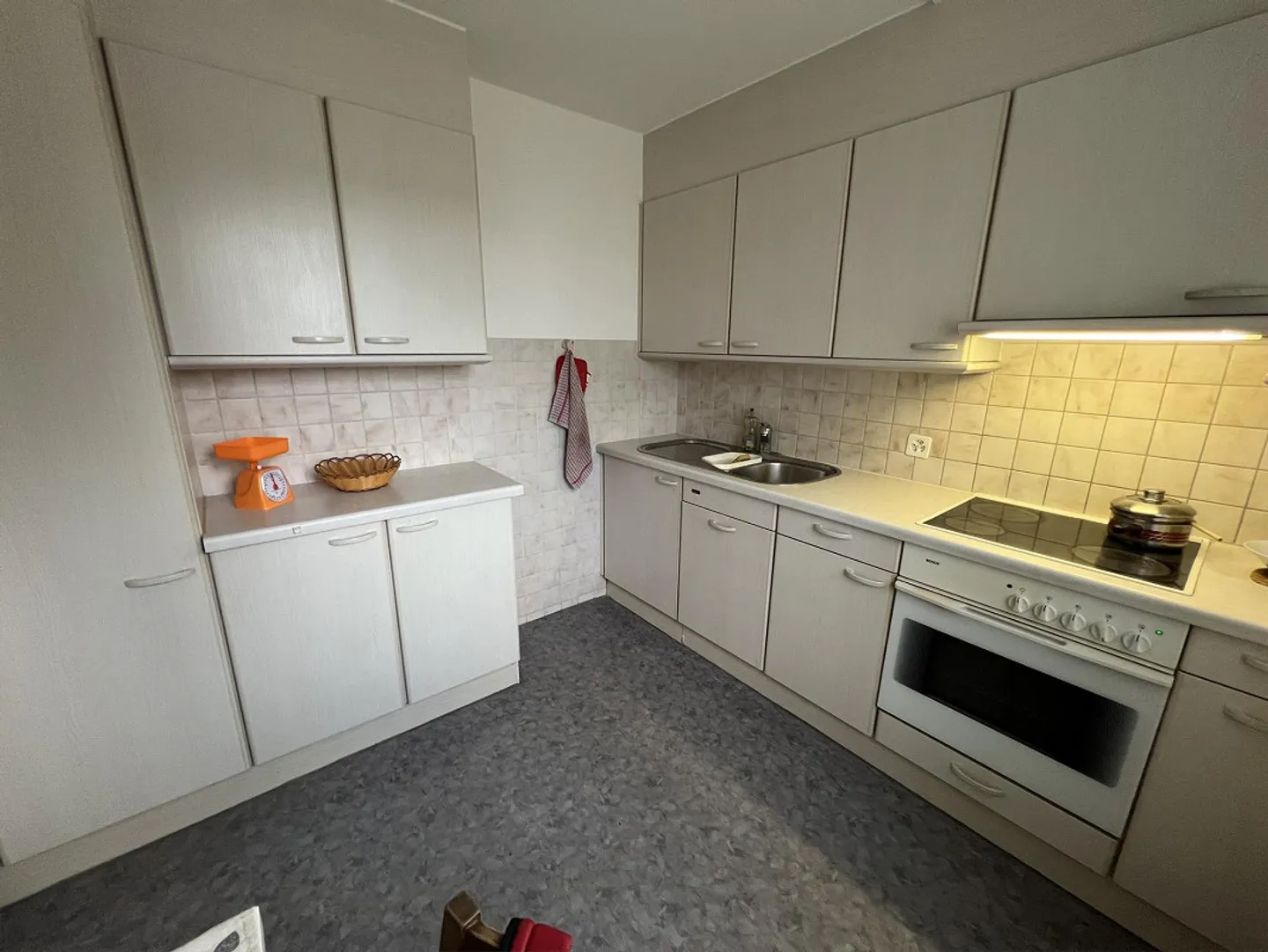 Spacious 2.5-room apartment with two balconies - Photo 3 of 11