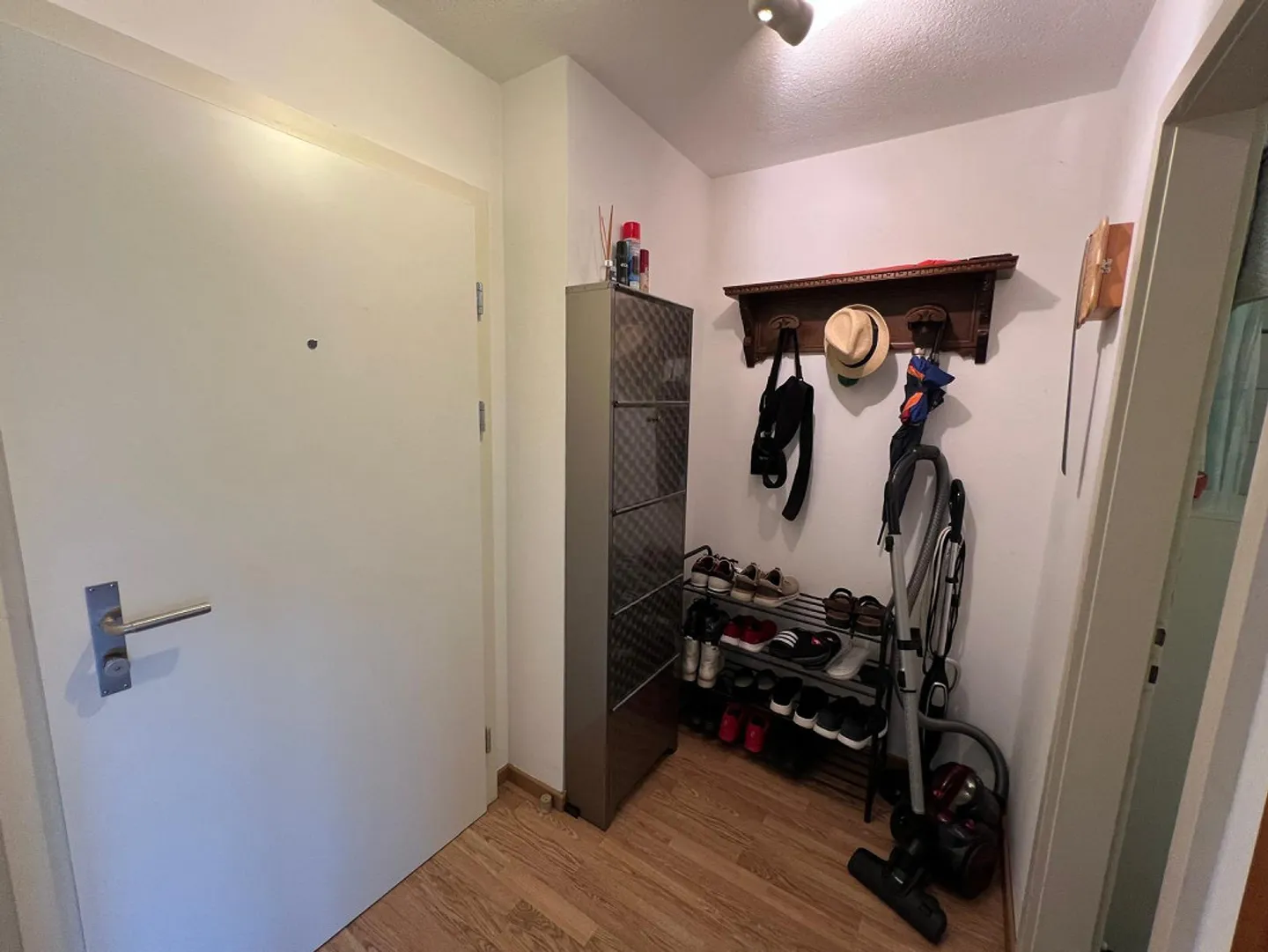 Spacious 2.5-room apartment with two balconies - Photo 7 of 11