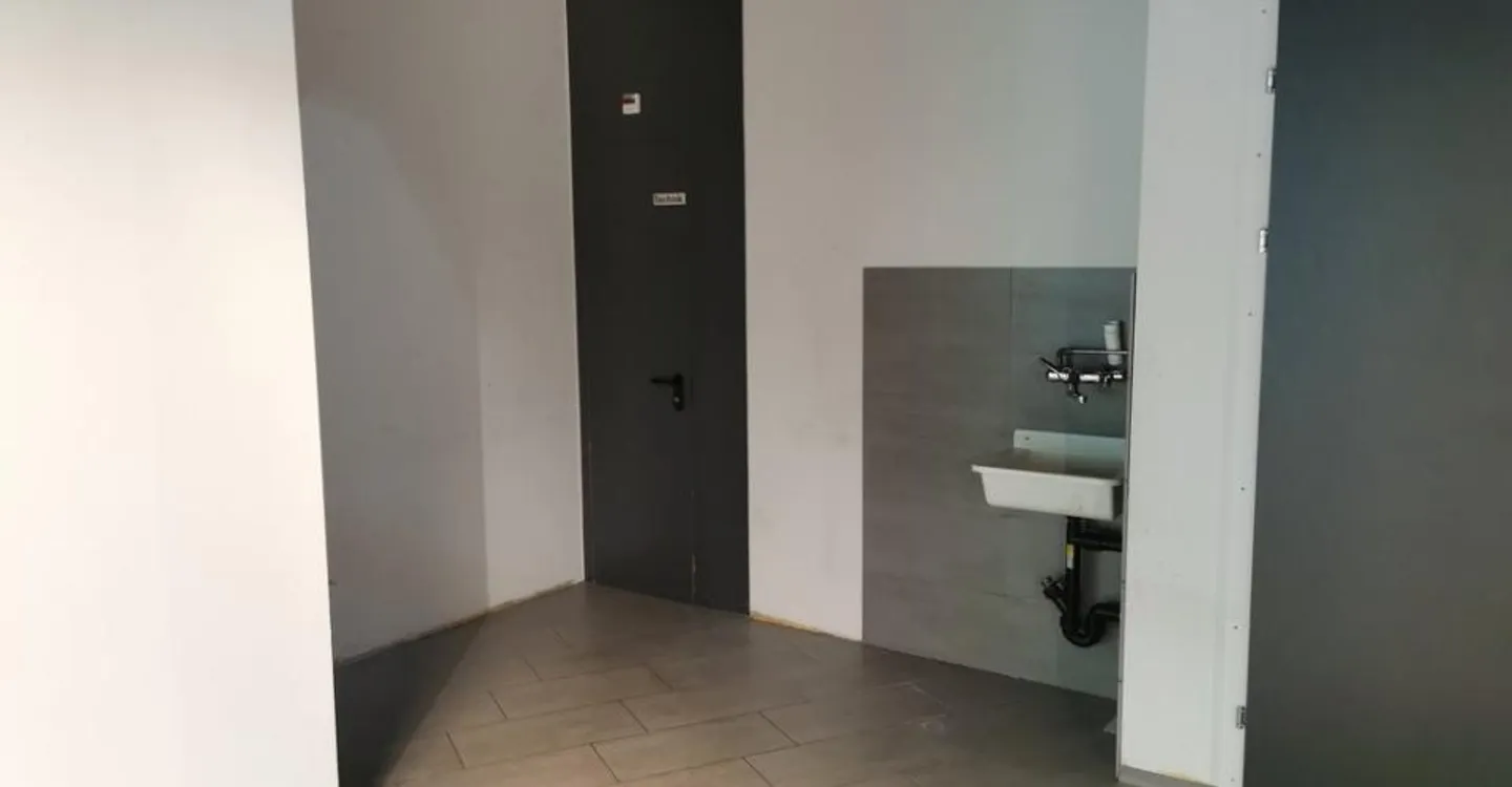 Versatile Commercial Space in Olten - Photo 5 of 7