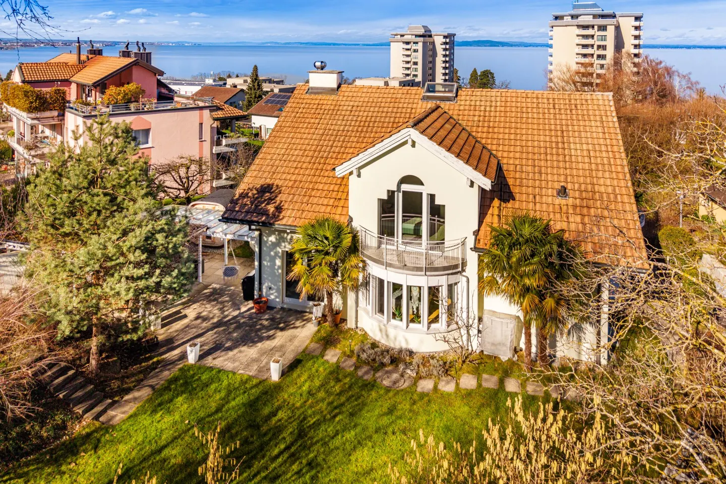 Villa rappresentativa e unica in una posizione residenziale di alto livello con vista lago attraente e appartamento - Foto 1 di 65