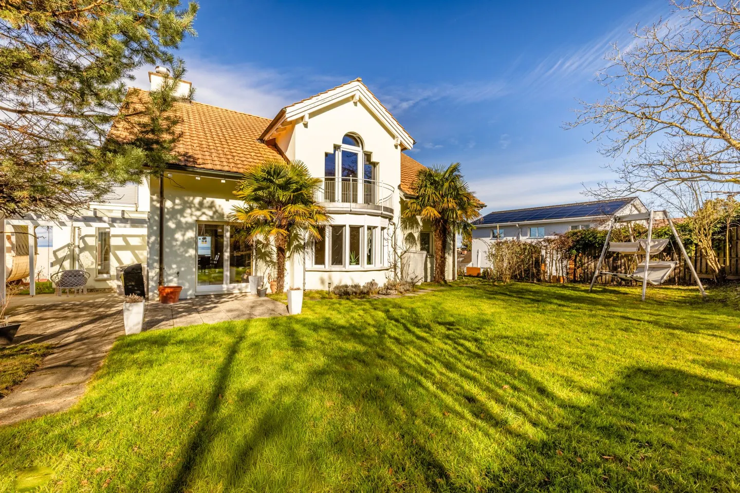 Villa rappresentativa e unica in una posizione residenziale di alto livello con vista lago attraente e appartamento - Foto 2 di 65